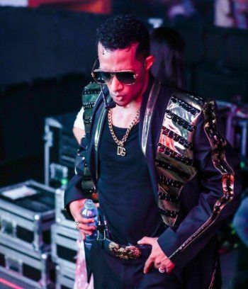 شاهد .. محمد رمضان يحيي افتتاح بطولة العالم للتنس في دبي بعرض ساحر-بالصور