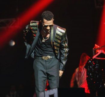 شاهد .. محمد رمضان يحيي افتتاح بطولة العالم للتنس في دبي بعرض ساحر-بالصور