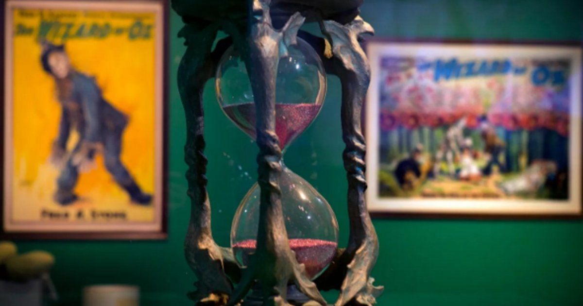 شاهد .. إليكم مدى بلغت سعر الساعة الرملية من فيلم "The Wizard of Oz"