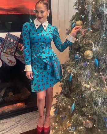 شاهد .. جينيفر لوبيز ساحرة بالأزرق أمام شجرة الميلاد وما قصتها مع الطائر الطنان؟-بالصور