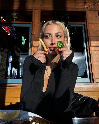 شاهد .. مودل روز تسرق الأضواء بظهورها الأخير.. الأسود يليق بها