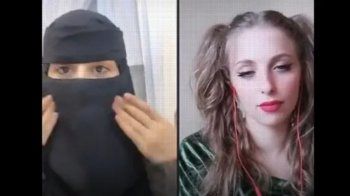 شاهد .. التكتوكر السعودية حلا عبد العزيز تخلع نقابها مباشرة على الهواء .. وجمالها يفاجئ الجمهور - بالصورة