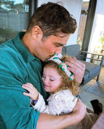 شاهد .. بالصور - لحظة مؤثرة تجمع زاك إيفرون بشقيقته الصغيرة