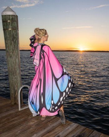 شاهد .. بالصور- باريس هيلتون بفستان على شكل فراشة