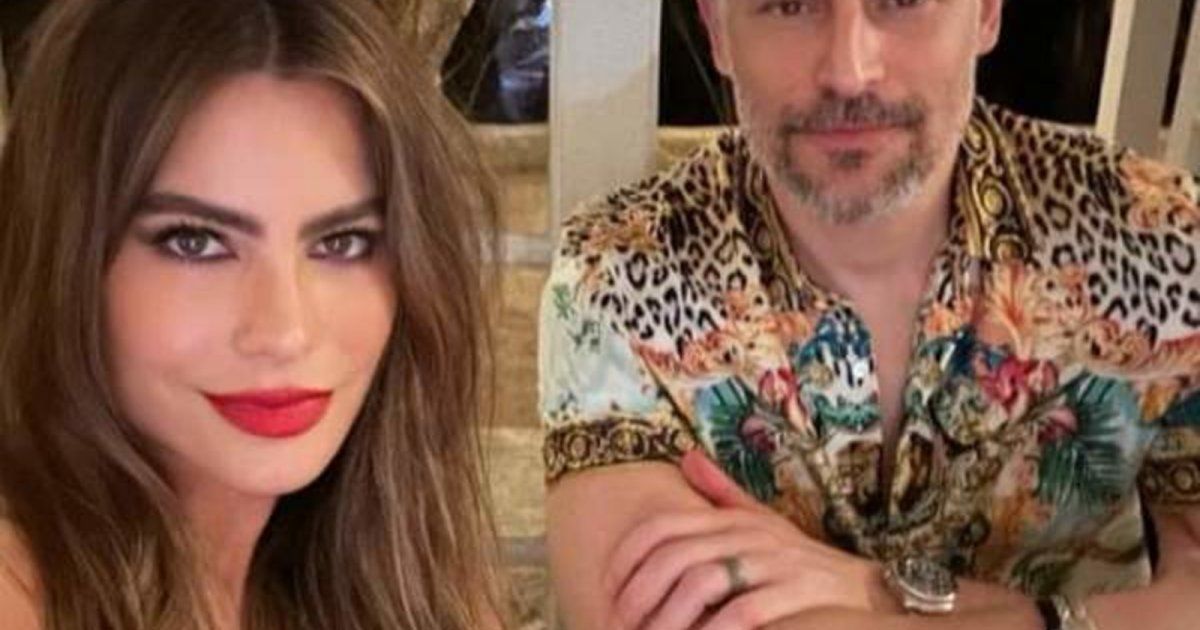 شاهد .. جو مانغانيلو يحتفل بعيد ميلاده مع زوجته صوفيا فيرغارا والأصدقاء-بالصور