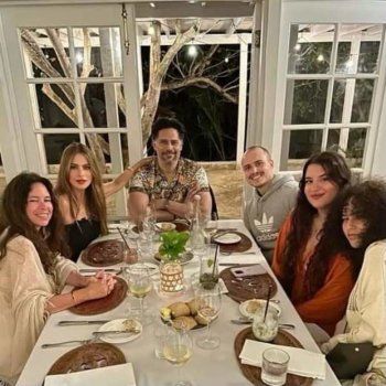 شاهد .. جو مانغانيلو يحتفل بعيد ميلاده مع زوجته صوفيا فيرغارا والأصدقاء-بالصور