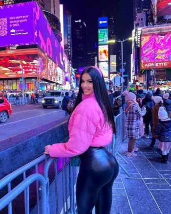 شاهد .. بالصورة - ملكة جمال كرواتيا تتألق في ساحة نيويورك... ورشاقة جسدها خاطفة للأنفاس