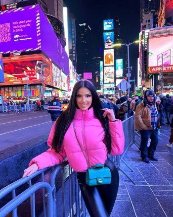 شاهد .. بالصورة - ملكة جمال كرواتيا تتألق في ساحة نيويورك... ورشاقة جسدها خاطفة للأنفاس