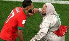 شاهد .. منهم إنريكي إغليسياس وليدي غاغا.. نجوم قبّلوا معجبينهم على المسرح وفاجأوا الجمهور- بالفيديو