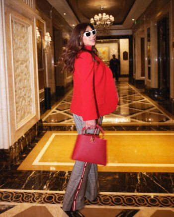 شاهد .. سعر حقيبة نجوى كرم من Louis Vuitton غير متوقع.. باهظ للغاية