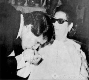 شاهد .. صورة نادرة لعبد الحليم حافظ وهو يقبل يد أم كلثوم