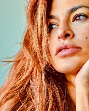 شاهد .. بالصورة - إيفا منديز تستقبل 2023 بتسريحة ولون شعر جديدين