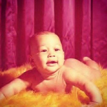 شاهد .. كريسي تايغن تشارك صوراً من طفولة جون ليجند بمناسبة عيد ميلاده