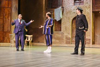 شاهد .. محمد عبد الرحمن يتلقى إشادات عن دوره في مسرحية "سيدتي الجميلة"