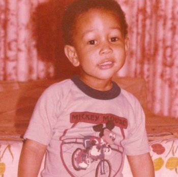 شاهد .. كريسي تايغن تشارك صوراً من طفولة جون ليجند بمناسبة عيد ميلاده