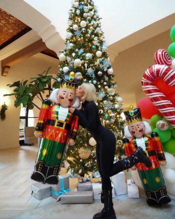 شاهد .. مودل روز تتجول في أحد الشوارع بإطلالة كاجوال مميزة للغاية