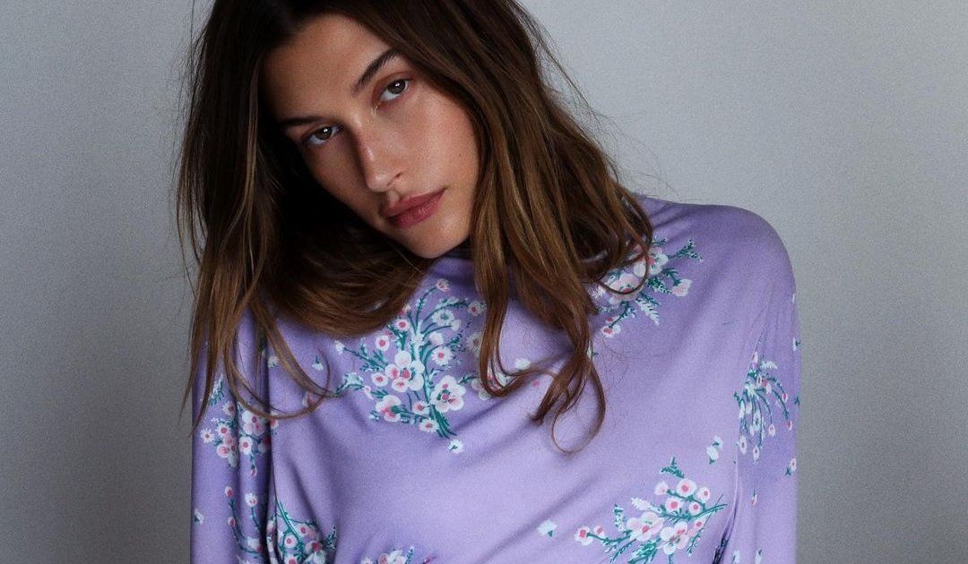 شاهد .. بالصورة - هايلي بيبر تتألق بفستان كوكتيل من اللون الأخضر