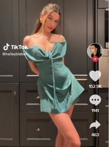 شاهد .. بالصورة - هايلي بيبر تتألق بفستان كوكتيل من اللون الأخضر