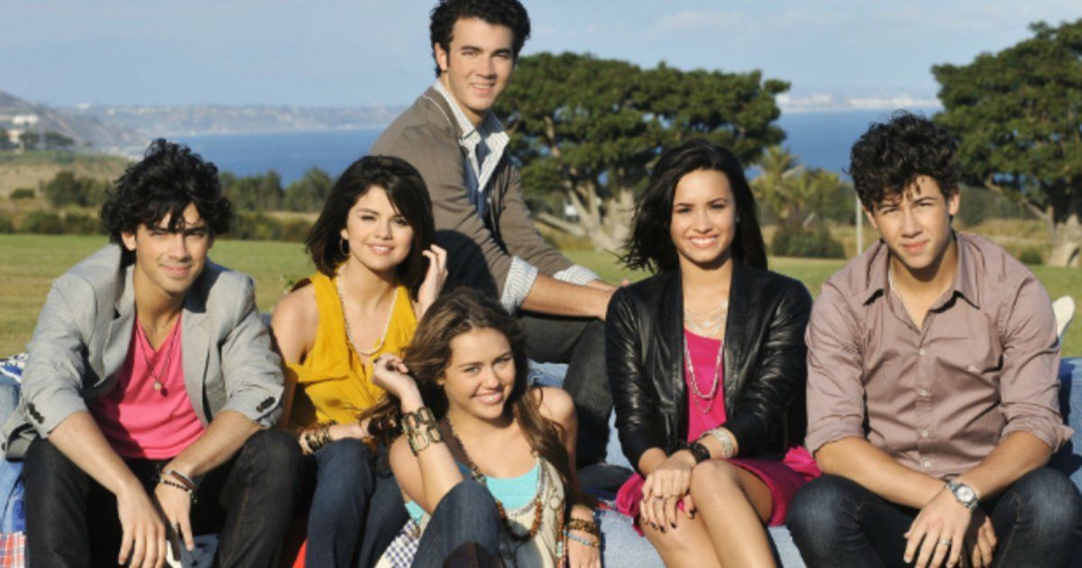 شاهد .. إستبدال ديمي لوفاتو بـ باريس هيلتون في فيديو كليب مايلي سايرس والسبب؟