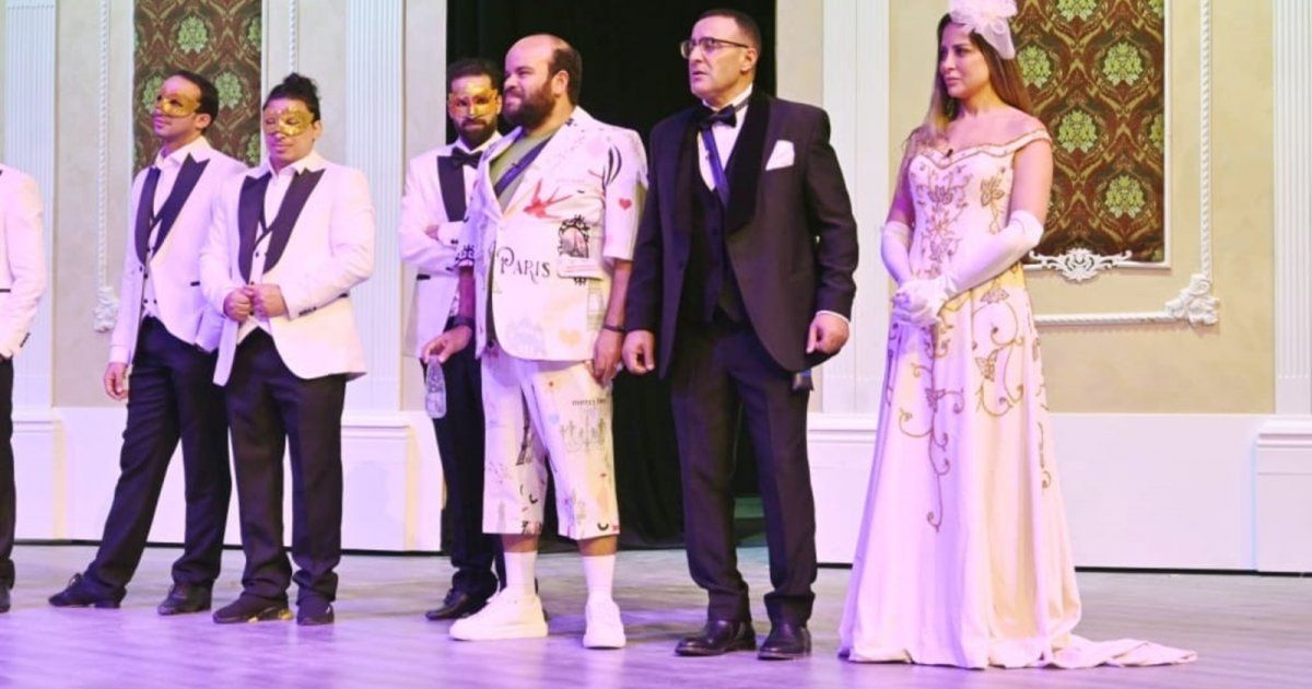 شاهد .. محمد عبد الرحمن يتلقى إشادات عن دوره في مسرحية "سيدتي الجميلة"