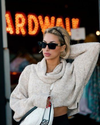 شاهد .. مودل روز تتجول في أحد الشوارع بإطلالة كاجوال مميزة للغاية