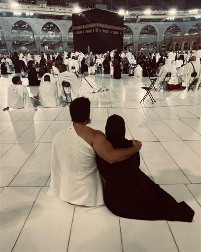 تامر حسني وبسمة بوسيل يستقبلان العام الجديد امام الكعبة