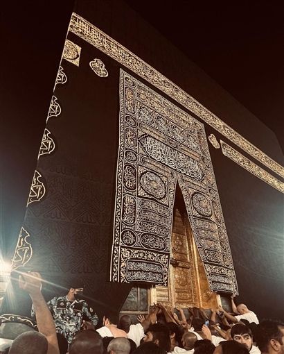 تامر حسني وبسمة بوسيل يستقبلان العام الجديد امام الكعبة