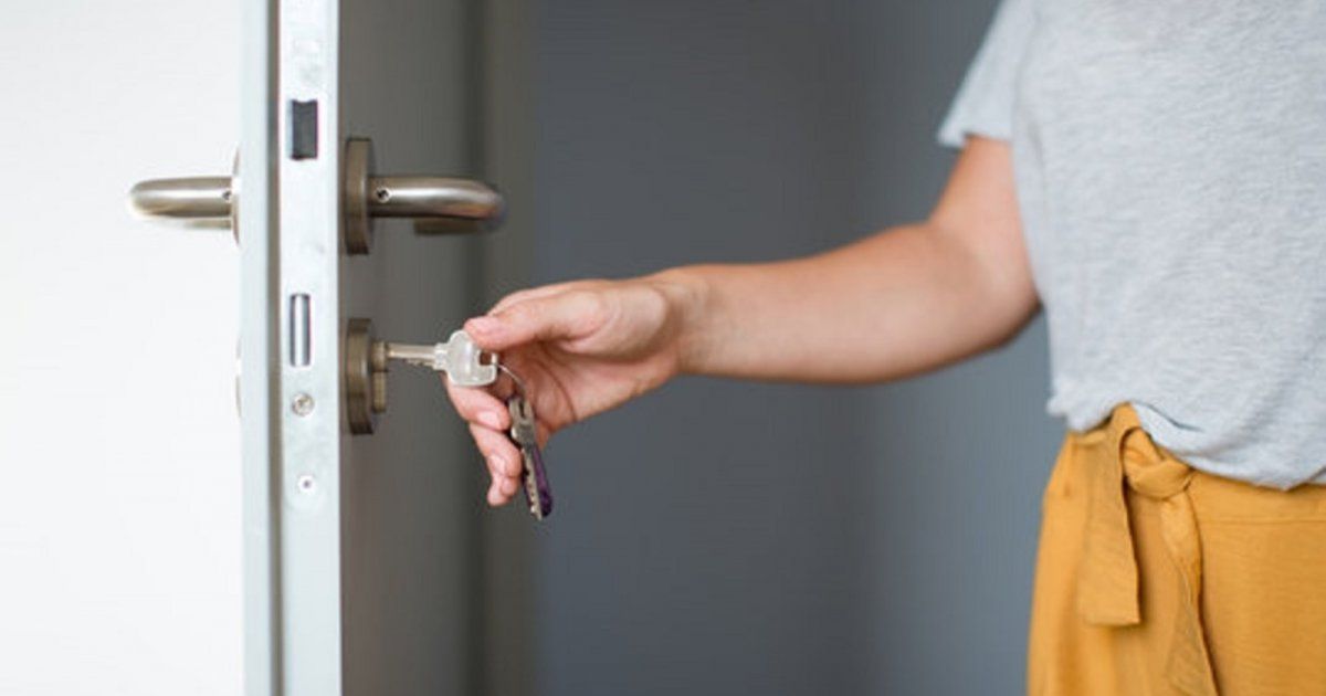 شاهد .. طليقة ممثل عالمي مشهور تطرد إبنته من المنزل وتطلب مساعدة المحكمة