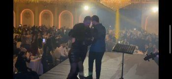 شاهد .. محمود الغياث يستقبل العام الجديد في إربيل وهكذا اقتحمت معجبة المسرح -بالصور