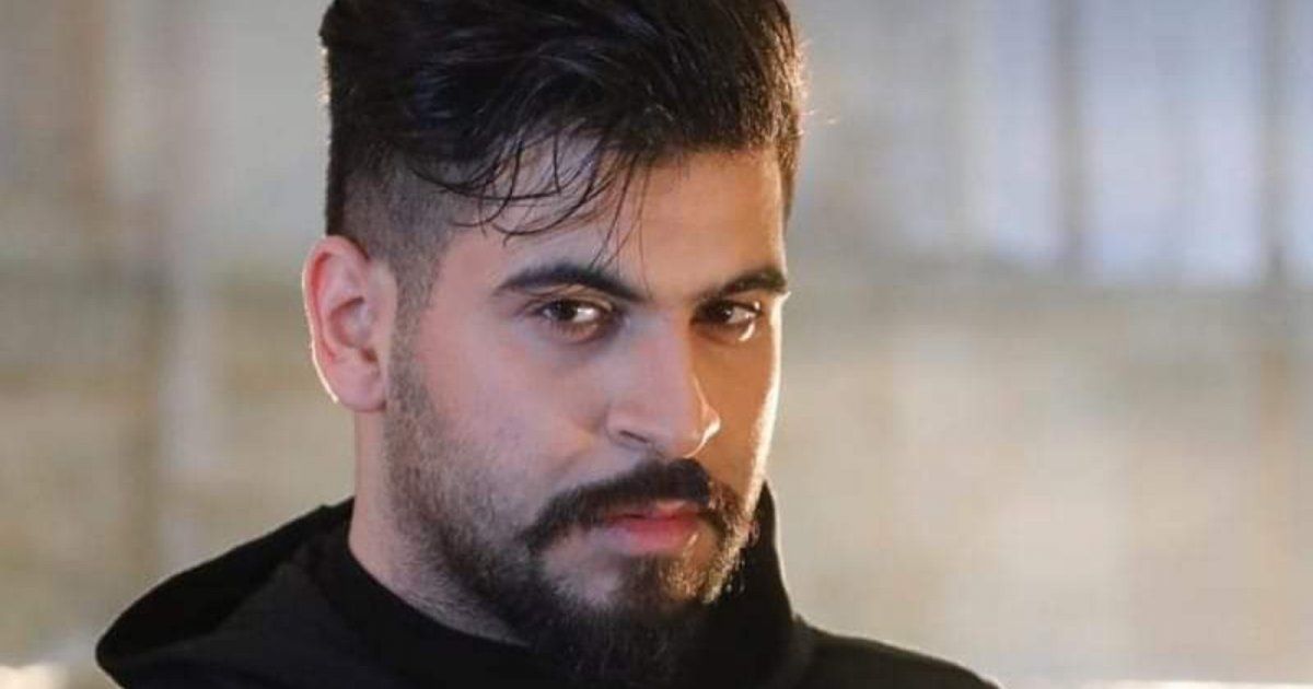 شاهد .. محمود الغياث يستقبل العام الجديد في إربيل وهكذا اقتحمت معجبة المسرح -بالصور