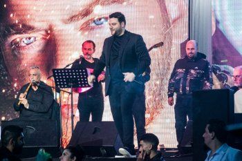 شاهد .. عامر زيان يستقبل العام الجديد بحفل كامل العدد -بالصور