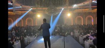 شاهد .. محمود الغياث يستقبل العام الجديد في إربيل وهكذا اقتحمت معجبة المسرح -بالصور