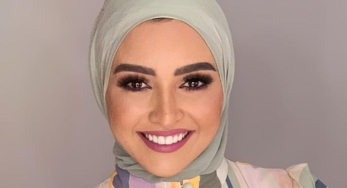 اللي هاجم هلا رشدي سلفي او إخوان مسلمين