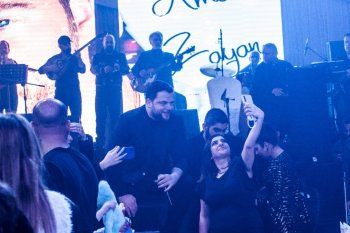 شاهد .. عامر زيان يستقبل العام الجديد بحفل كامل العدد -بالصور