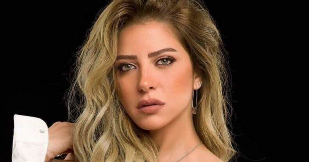 شاهد .. ريم مصطفى تحتفل برأس السنة على خشبة المسرح بحضور أفراد عائلتها