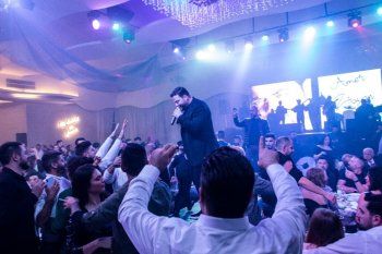 شاهد .. عامر زيان يستقبل العام الجديد بحفل كامل العدد -بالصور