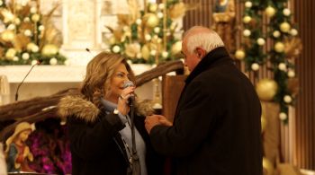 شاهد .. نقيب المحررين جوزيف القصيفي يكرّم رئيسة التحرير هلا المر ويقلدها زر النقابة