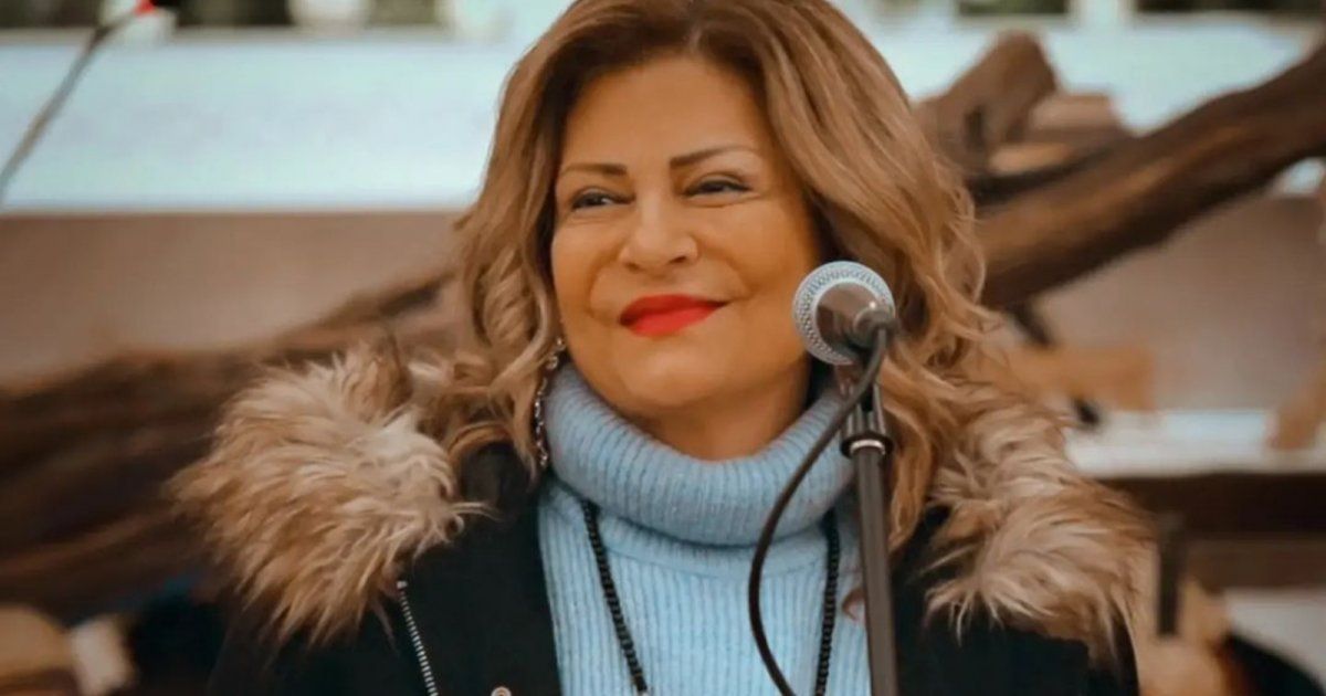 شاهد .. نقيب المحررين جوزيف القصيفي يكرّم رئيسة التحرير هلا المر ويقلدها زر النقابة