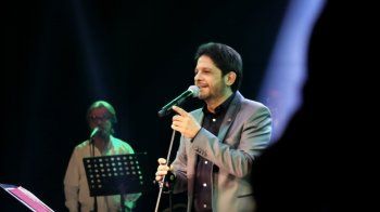 شاهد .. بالصور - معين شريف وزياد برجي يشعلان المسرح في حفل رأس السنة