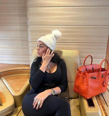 شاهد .. إطلالة شتوية مميزة جورجينا رودريغيز من طائرتها الخاصة.. وهكذا تمضي وقتها