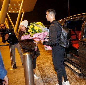 شاهد .. إستقبال من نوع آخر لـ كريستيانو رونالدو وجورجينا رودريغز في الرياض - بالصور