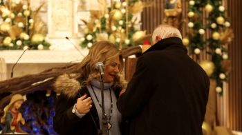 شاهد .. نقيب المحررين جوزيف القصيفي يكرّم رئيسة التحرير هلا المر ويقلدها زر النقابة