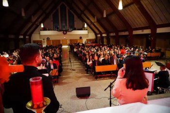 شاهد .. كريستا ماريا أبو عقل وهادي حاتم ينثران فرح الميلاد في رسيتال في لافال - كندا