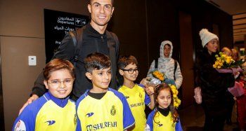شاهد .. إستقبال من نوع آخر لـ كريستيانو رونالدو وجورجينا رودريغز في الرياض - بالصور