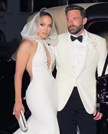 شاهد .. جينيفر لوبيز تعتبر عام 2022 الأفضل وتنشر صوراً جديدة من حفل زفافها