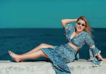 شاهد .. نادية الجندي بـ كروب توب وتنورة قصيرة.. أبرز إطلالاتها التي تصدرت الترند -بالصور