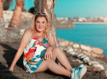 شاهد .. نادية الجندي بـ كروب توب وتنورة قصيرة.. أبرز إطلالاتها التي تصدرت الترند -بالصور