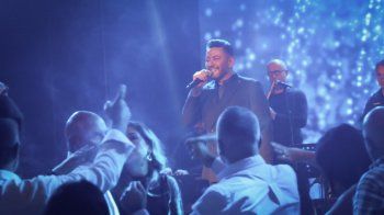 شاهد .. بالصور - معين شريف وزياد برجي يشعلان المسرح في حفل رأس السنة