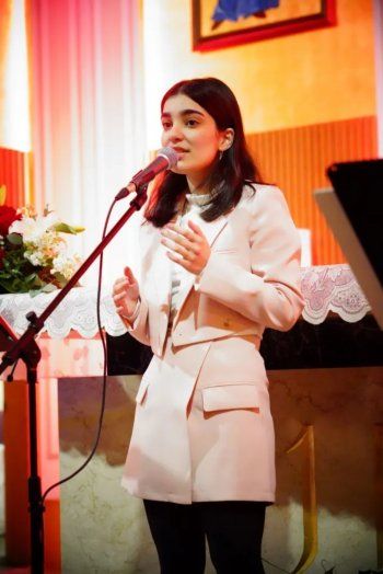 شاهد .. كريستا ماريا أبو عقل وهادي حاتم ينثران فرح الميلاد في رسيتال في لافال - كندا