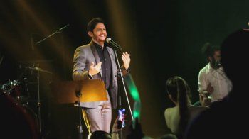 شاهد .. بالصور - معين شريف وزياد برجي يشعلان المسرح في حفل رأس السنة